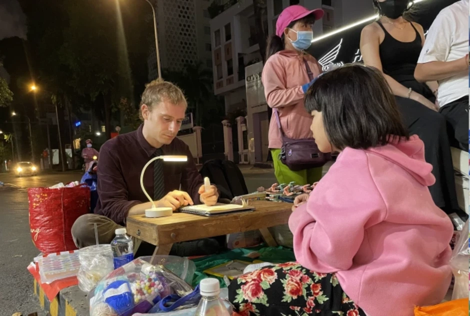 Lớp học trên vỉa hè của chàng trai người Anh Lớp học trên vỉa hè của chàng trai người Anh