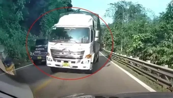 Luật sư: Cấm mượn làn ngược chiều vượt xe để tránh tai nạn thảm khốc