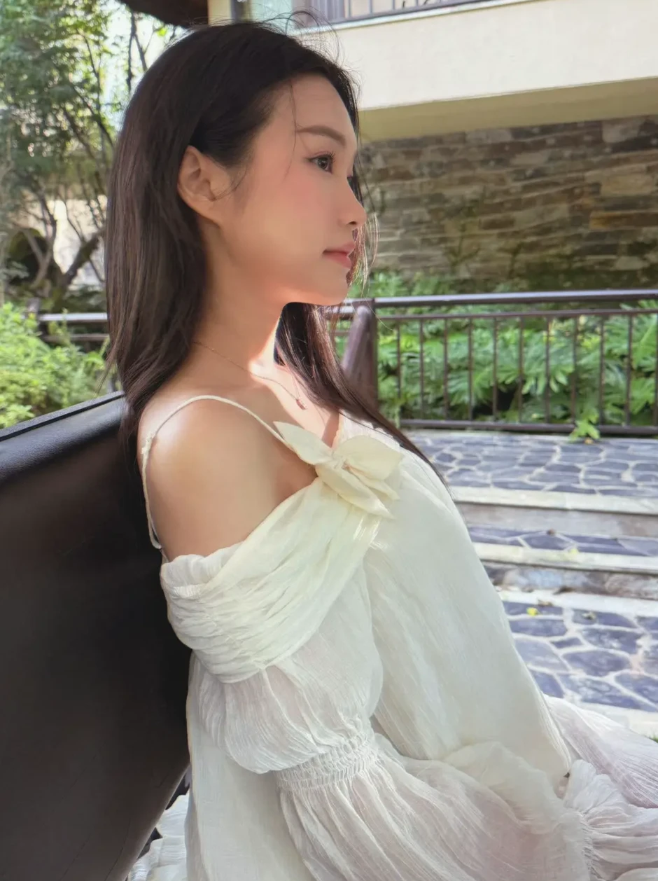 Lúc thanh thuần khi sexy "bốc lửa", Doãn Hải My "diễn trọn 2 vai" bên Văn Hậu Lúc thanh thuần khi sexy "bốc lửa", Doãn Hải My "diễn trọn 2 vai" bên Văn Hậu