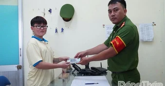 Lương chỉ 6 triệu/tháng, nhưng tài khoản nhận được 30 triệu: Nữ công nhân sinh năm 2007 rút tiền rồi đến công an