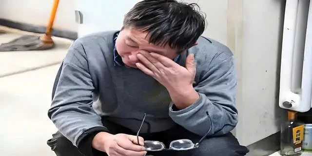 Lương tháng hơn 15 triệu nhưng công ty chuyển khoản 2 tỷ đồng và ghi rõ là thưởng, sau đó tài khoản bị phong tỏa, người đàn ông bị kiện Lương tháng hơn 15 triệu nhưng công ty chuyển khoản 2 tỷ đồng và ghi rõ là thưởng, sau đó tài khoản bị phong tỏa, người đàn ông bị kiện