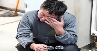 Lương tháng hơn 15 triệu nhưng công ty chuyển khoản 2 tỷ đồng và ghi rõ là thưởng, sau đó tài khoản bị phong tỏa, người đàn ông bị kiện