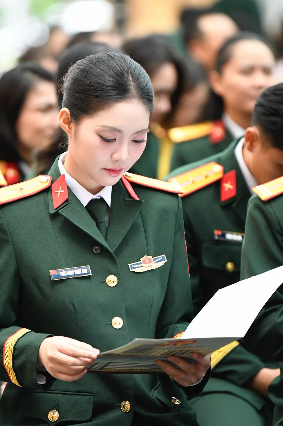 Mỹ nhân cao 1m70 mang quân hàm thiếu úy "lọt top tìm kiếm" với Đình Bắc: Từ gia thế đến học vấn đều đỉnh cao Mỹ nhân cao 1m70 mang quân hàm thiếu úy "lọt top tìm kiếm" với Đình Bắc: Từ gia thế đến học vấn đều đỉnh cao