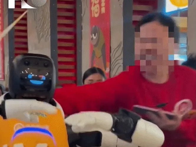 Mỹ: Robot hình người nhảy múa đập vỡ bát đĩa, bị lôi khỏi nhà hàng Mỹ: Robot hình người nhảy múa đập vỡ bát đĩa, bị lôi khỏi nhà hàng