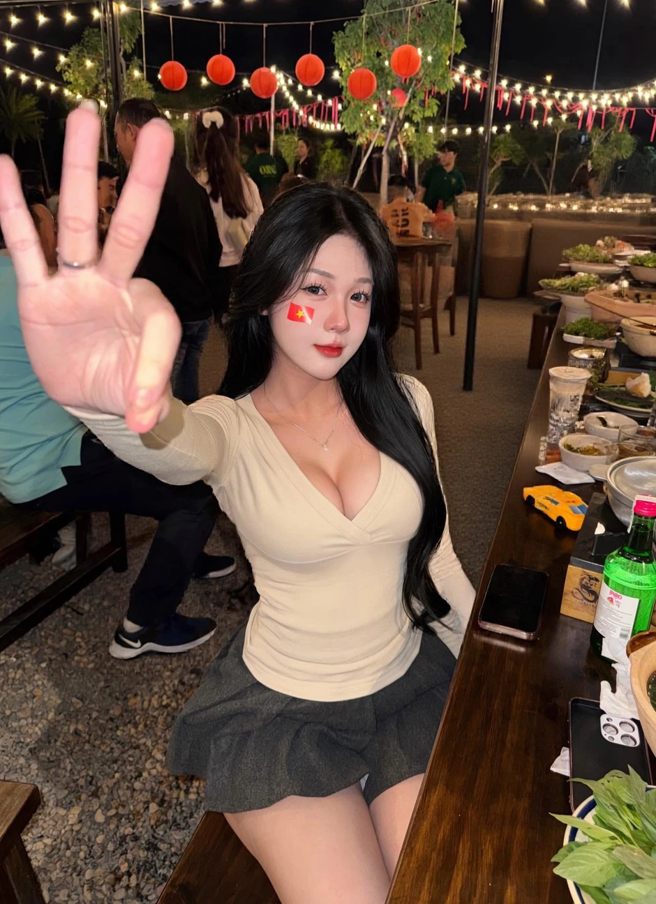 Mặc đầm dạ hội đi cafe, hot girl Tú Uyến tiếp tục "chơi chiêu" khiến CĐM ngỡ ngàng Mặc đầm dạ hội đi cafe, hot girl Tú Uyến tiếp tục "chơi chiêu" khiến CĐM ngỡ ngàng