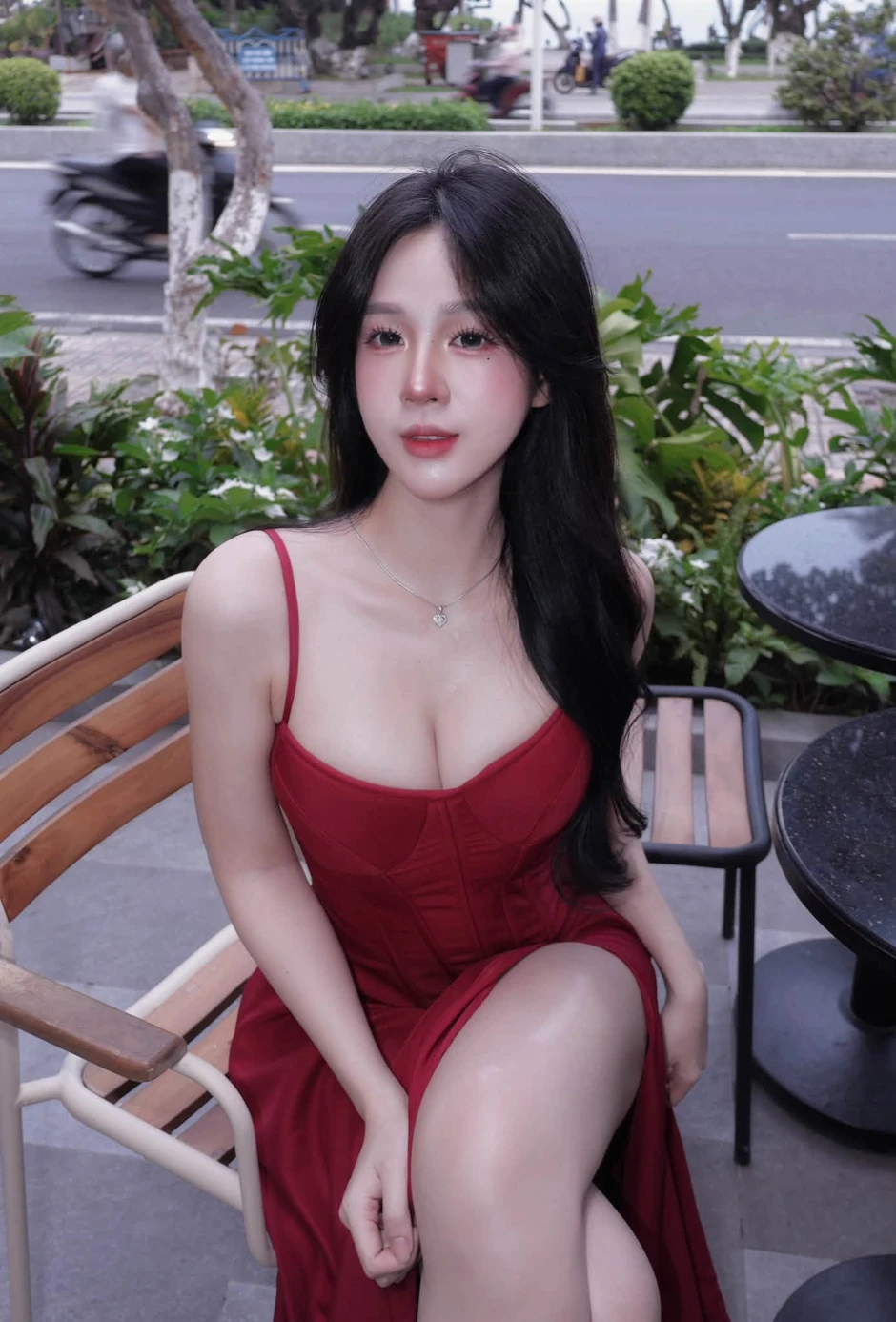Mặc đầm dạ hội đi cafe, hot girl Tú Uyến tiếp tục "chơi chiêu" khiến CĐM ngỡ ngàng Mặc đầm dạ hội đi cafe, hot girl Tú Uyến tiếp tục "chơi chiêu" khiến CĐM ngỡ ngàng