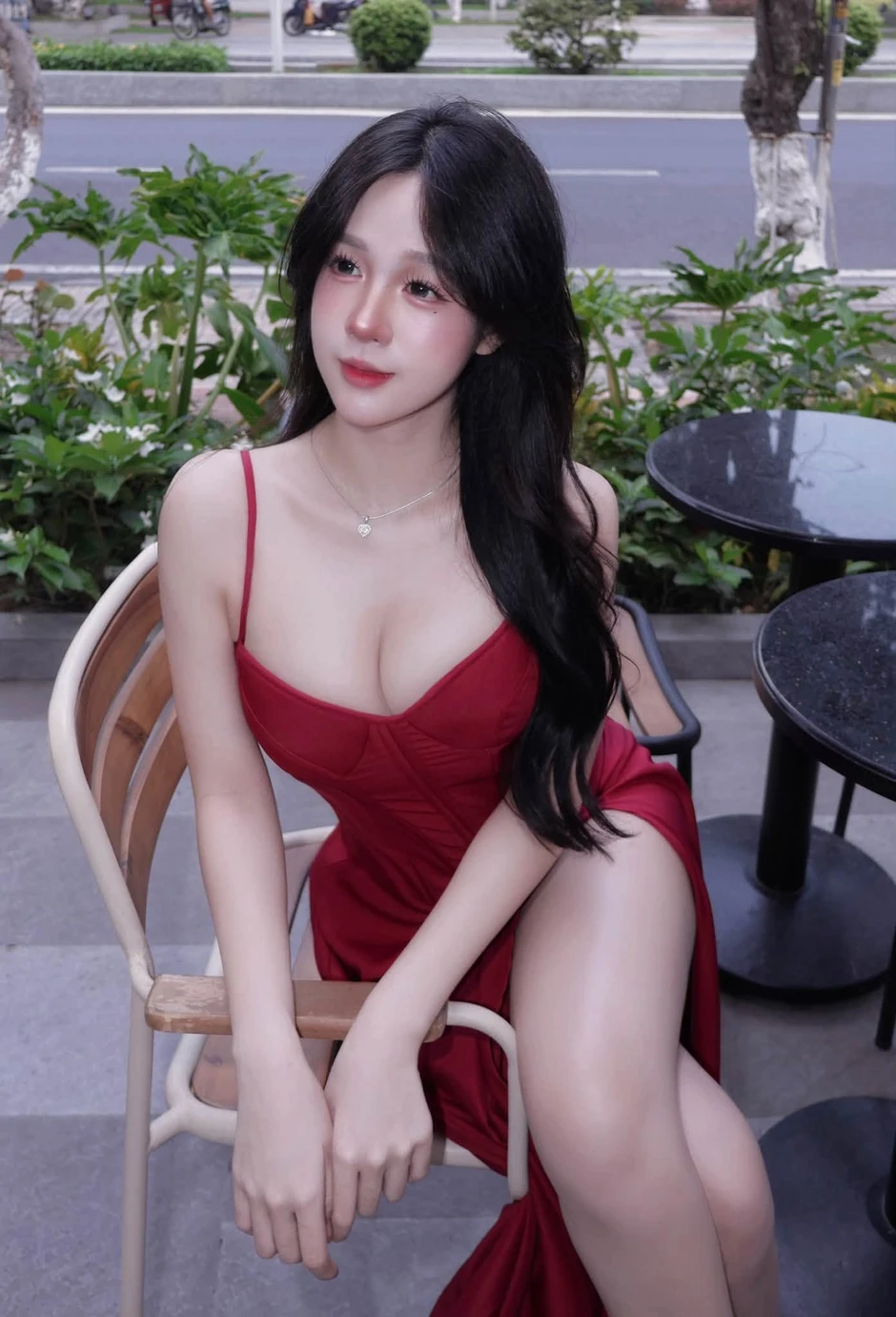 Mặc đầm dạ hội đi cafe, hot girl Tú Uyến tiếp tục "chơi chiêu" khiến CĐM ngỡ ngàng Mặc đầm dạ hội đi cafe, hot girl Tú Uyến tiếp tục "chơi chiêu" khiến CĐM ngỡ ngàng