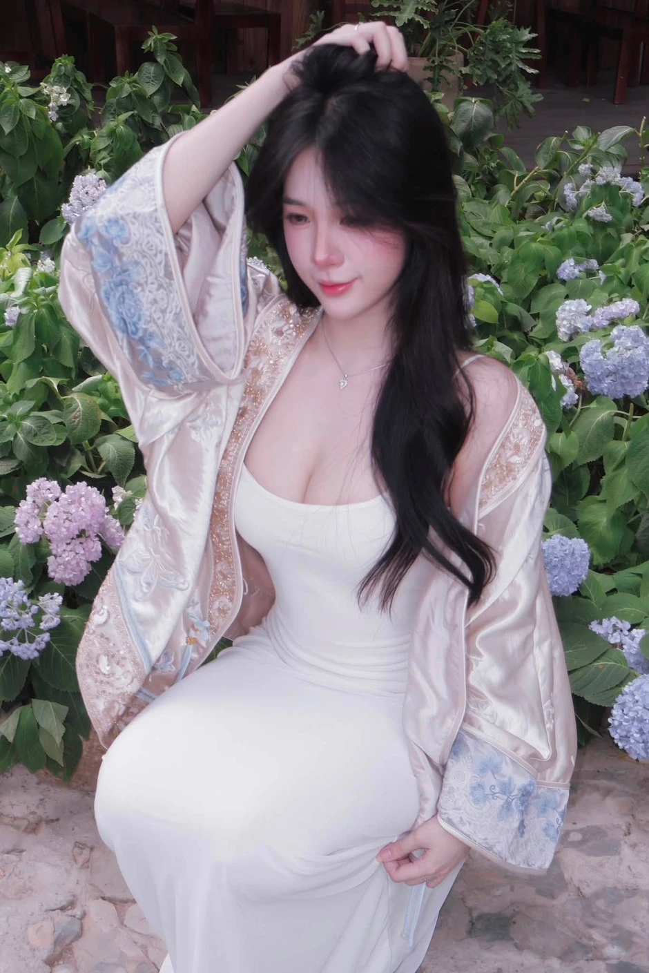 Mặc đầm dạ hội đi cafe, hot girl Tú Uyến tiếp tục "chơi chiêu" khiến CĐM ngỡ ngàng Mặc đầm dạ hội đi cafe, hot girl Tú Uyến tiếp tục "chơi chiêu" khiến CĐM ngỡ ngàng