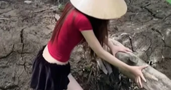 Mặc váy ngắn đi mò ốc, hot girl hút hơn 3 triệu view chỉ trong nháy mắt