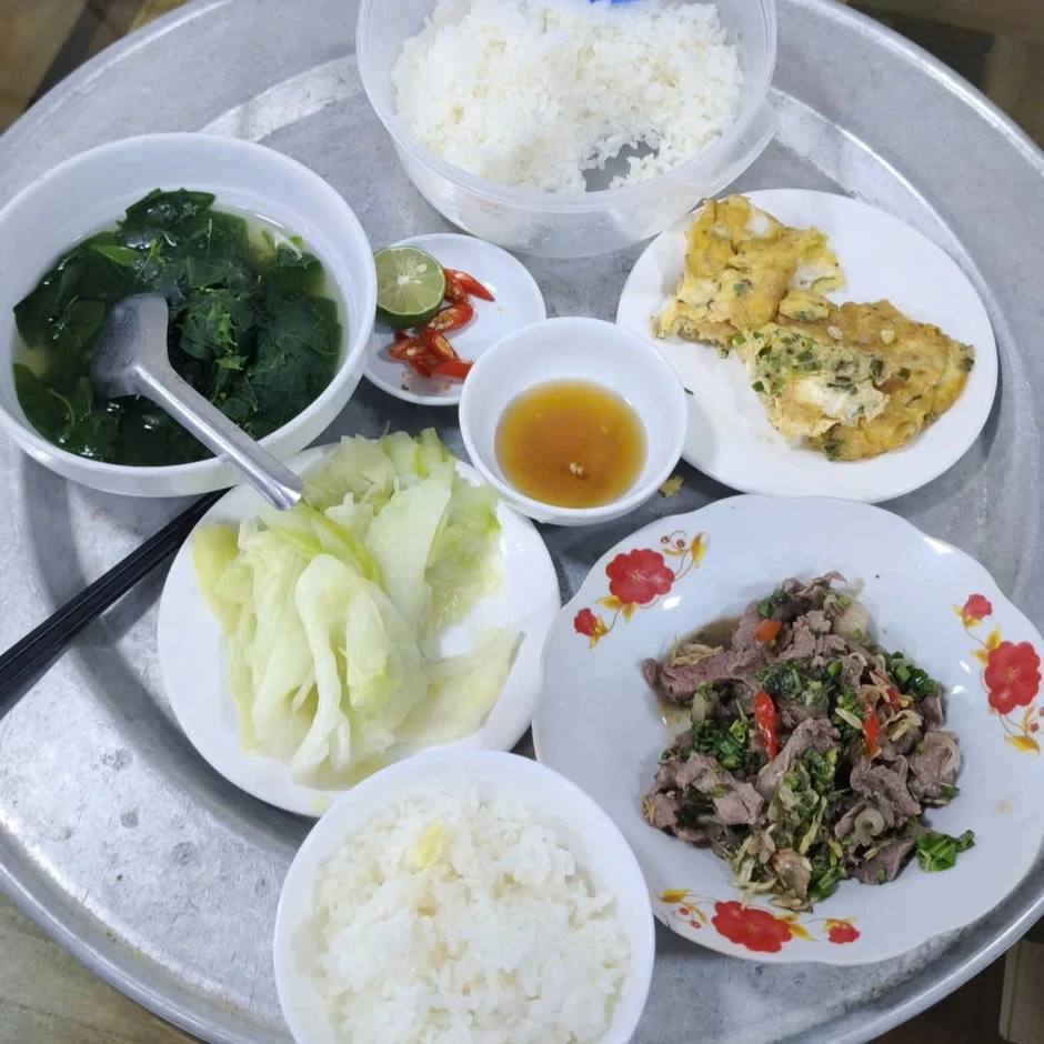 Mâm cơm ở quán ăn tại Phú Thọ đầy rau thịt giá 50.000 đồng, khách bất ngờ Mâm cơm ở quán ăn tại Phú Thọ đầy rau thịt giá 50.000 đồng, khách bất ngờ