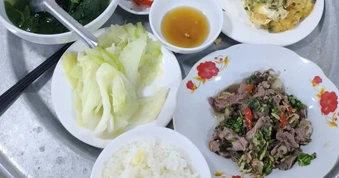 Mâm cơm ở quán ăn tại Phú Thọ đầy rau thịt giá 50.000 đồng, khách bất ngờ