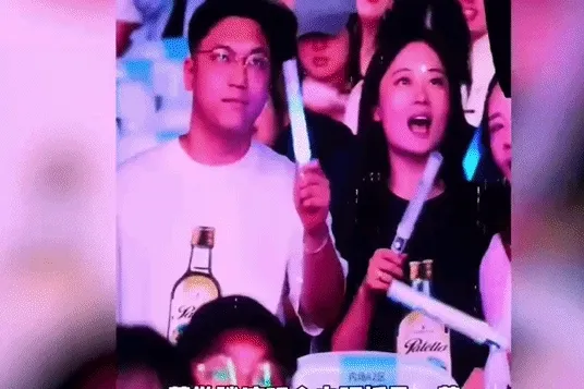 Màn kiss cam tranh cãi ở Trung Quốc hút triệu views vì lý do không ngờ