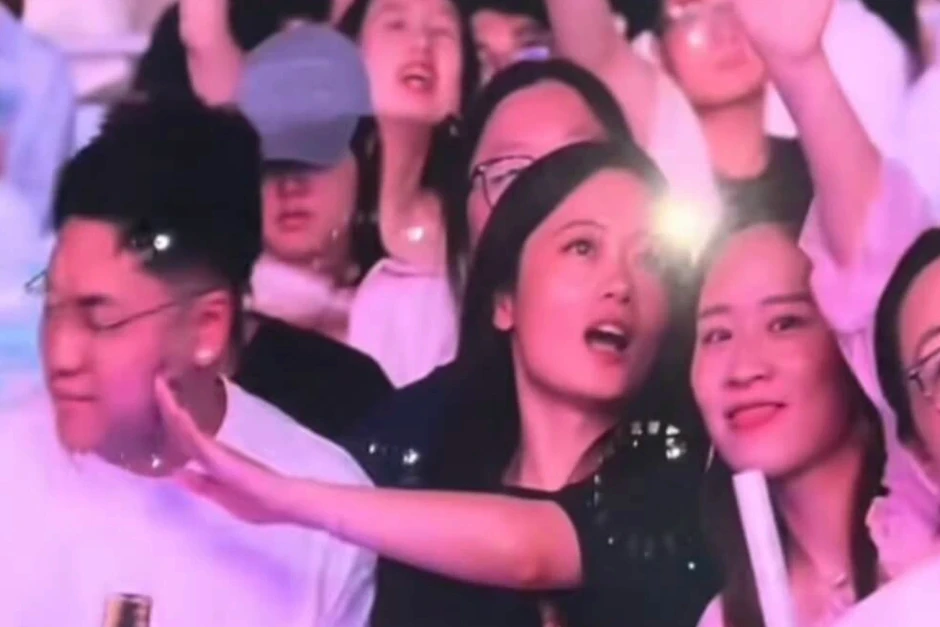 Màn kiss cam tranh cãi ở Trung Quốc hút triệu views vì lý do không ngờ