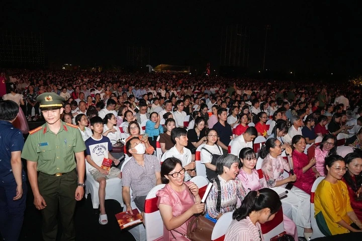 Mãn nhãn đêm khai mạc lễ hội Hoa Phượng Đỏ - Hải Phòng 2026 Mãn nhãn đêm khai mạc lễ hội Hoa Phượng Đỏ - Hải Phòng 2026