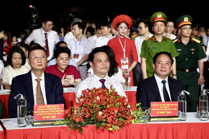 Mãn nhãn đêm khai mạc lễ hội Hoa Phượng Đỏ - Hải Phòng 2026 Mãn nhãn đêm khai mạc lễ hội Hoa Phượng Đỏ - Hải Phòng 2026
