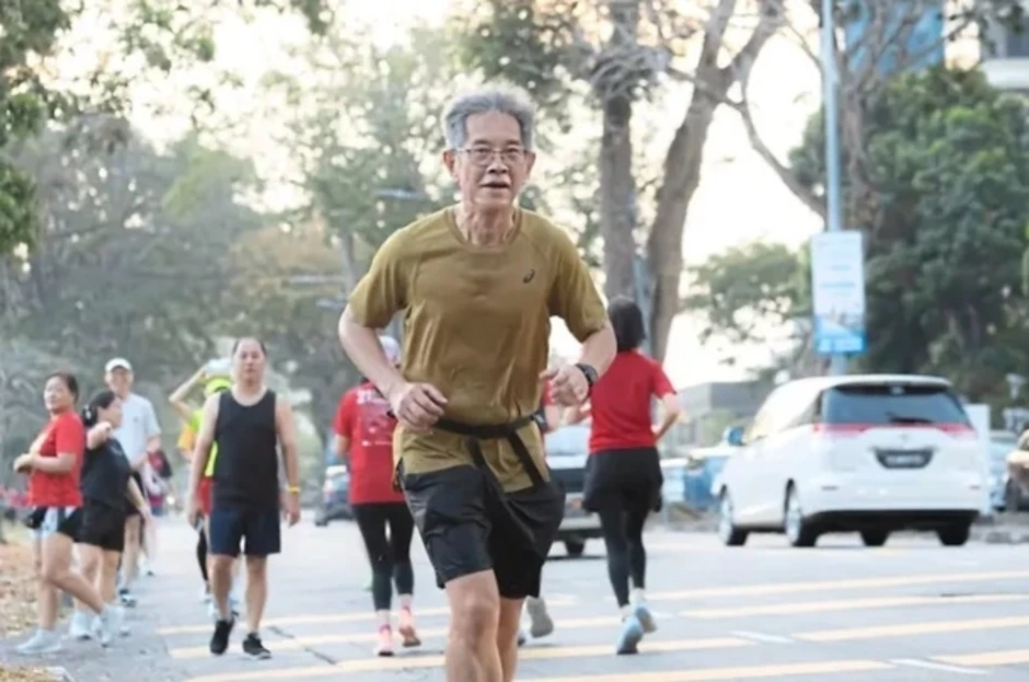 Mang di ảnh vợ cùng chạy bộ 2.200 km Mang di ảnh vợ cùng chạy bộ 2.200 km
