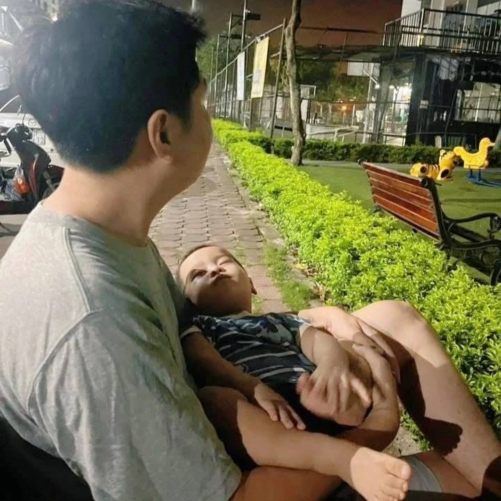 Mất điện ngày 40 độ: Người Hà Nội ngủ công viên, ôm con chạy xe lúc 1h đêm