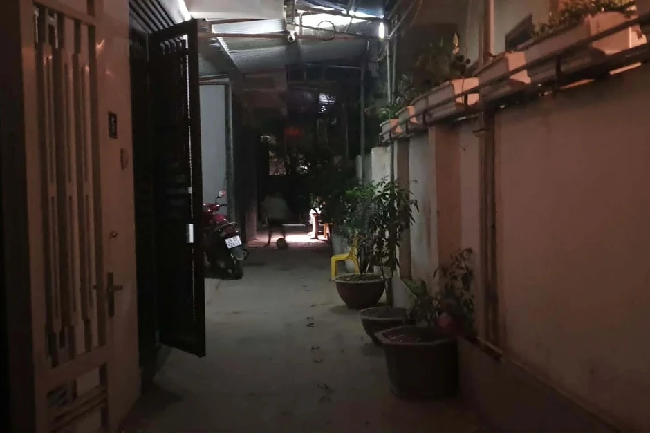 Mất điện ngày 40 độ: Người Hà Nội ngủ công viên, ôm con chạy xe lúc 1h đêm