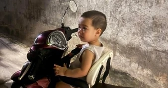 Mất điện ngày 40 độ: Người Hà Nội ngủ công viên, ôm con chạy xe lúc 1h đêm