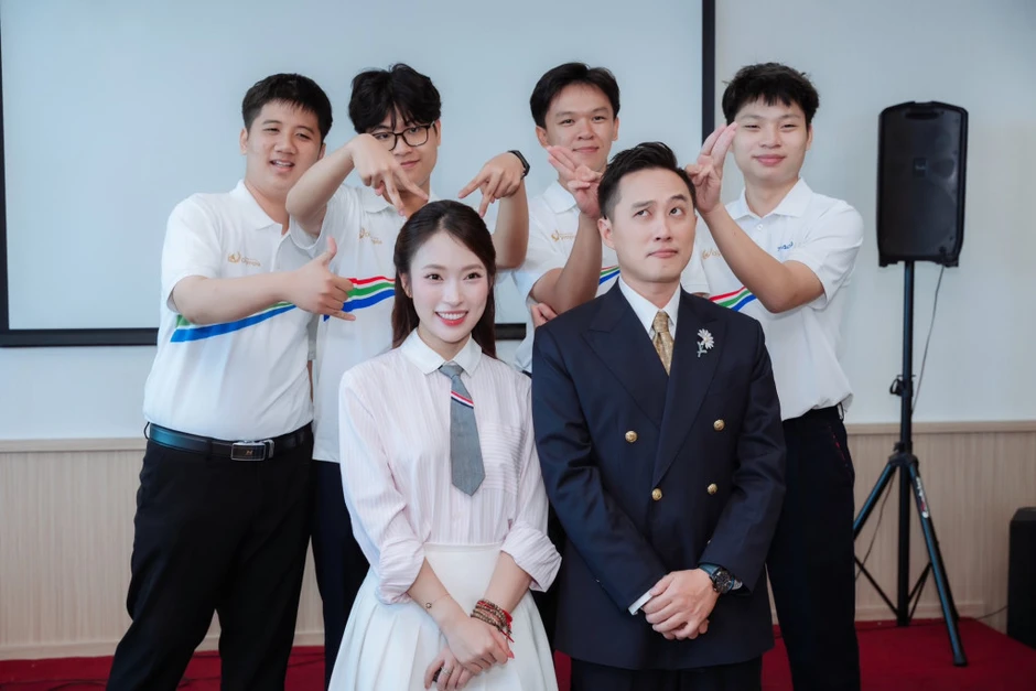 MC Đường Lên Đỉnh Olympia từng là dân chuyên Toán-Tin, tốt nghiệp Ngoại giao rồi đi làm bảo hiểm MC Đường Lên Đỉnh Olympia từng là dân chuyên Toán-Tin, tốt nghiệp Ngoại giao rồi đi làm bảo hiểm