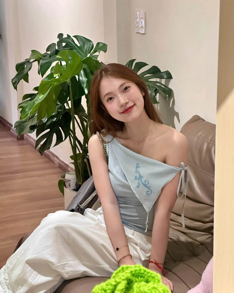 MC Khánh Vy và “aura” tri thức lên thẳng hot search MC Khánh Vy và “aura” tri thức lên thẳng hot search