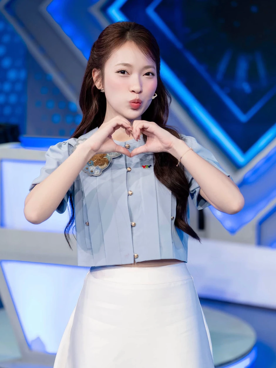 MC Khánh Vy và “aura” tri thức lên thẳng hot search MC Khánh Vy và “aura” tri thức lên thẳng hot search