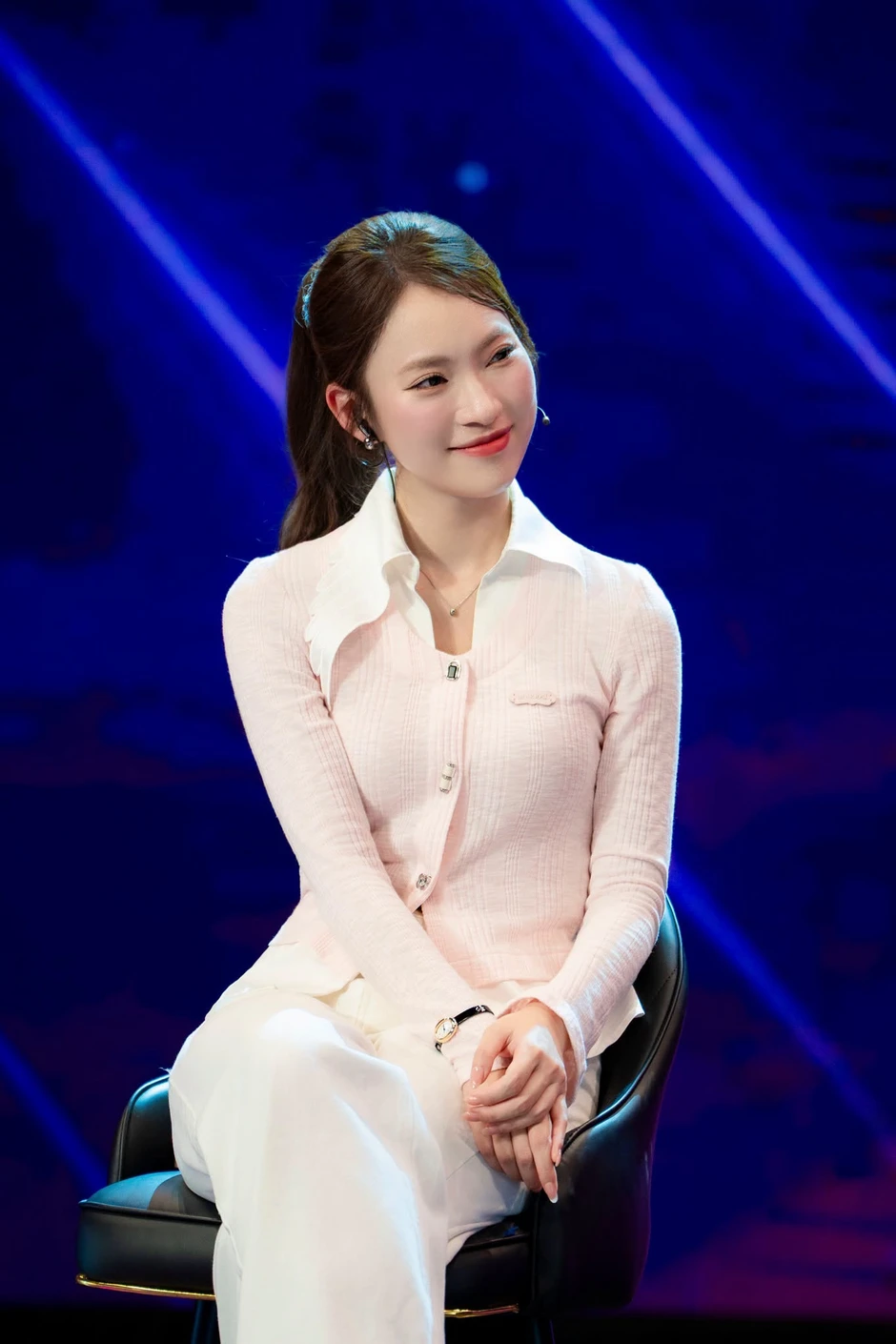 MC Khánh Vy và “aura” tri thức lên thẳng hot search MC Khánh Vy và “aura” tri thức lên thẳng hot search