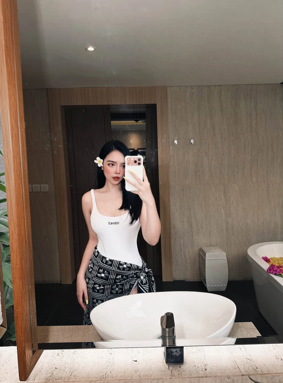 Mẹ 3 con vẫn tự tin khoe dáng, nhan sắc ấn tượng của hot girl U40 khiến CĐM phải trầm trồ Mẹ 3 con vẫn tự tin khoe dáng, nhan sắc ấn tượng của hot girl U40 khiến CĐM phải trầm trồ