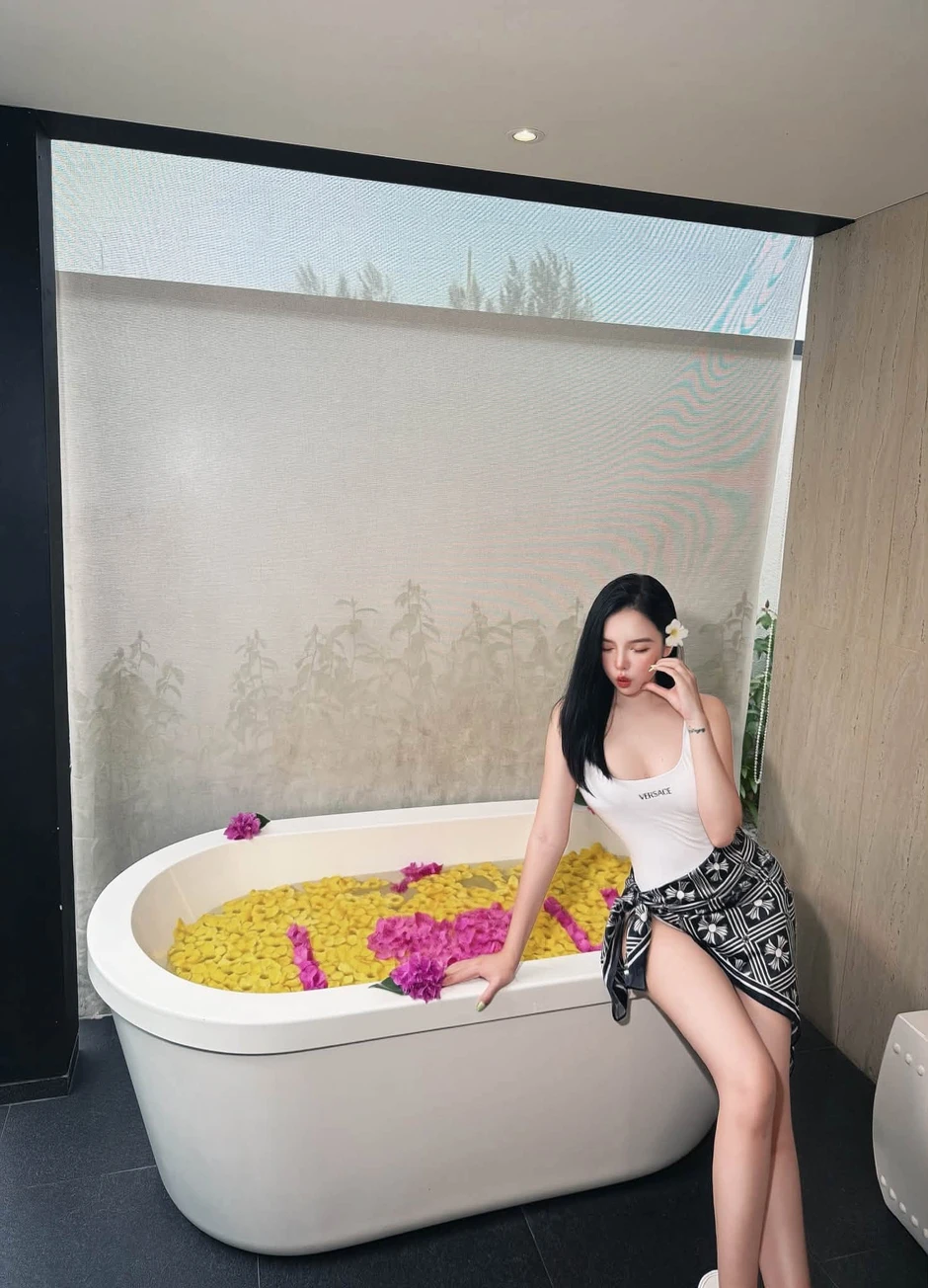 Mẹ 3 con vẫn tự tin khoe dáng, nhan sắc ấn tượng của hot girl U40 khiến CĐM phải trầm trồ Mẹ 3 con vẫn tự tin khoe dáng, nhan sắc ấn tượng của hot girl U40 khiến CĐM phải trầm trồ
