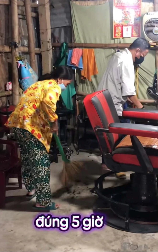 Mẹ 78 tuổi ngày ngày đạp xe đến tiệm hớt tóc của con trai hút 1,9 triệu lượt xem, xúc động lý do phía sau Mẹ 78 tuổi ngày ngày đạp xe đến tiệm hớt tóc của con trai hút 1,9 triệu lượt xem, xúc động lý do phía sau