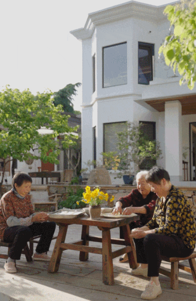 Mẹ 85 tuổi sống một mình, con trai bán nhà để cải tạo không gian sống gia đình Mẹ 85 tuổi sống một mình, con trai bán nhà để cải tạo không gian sống gia đình