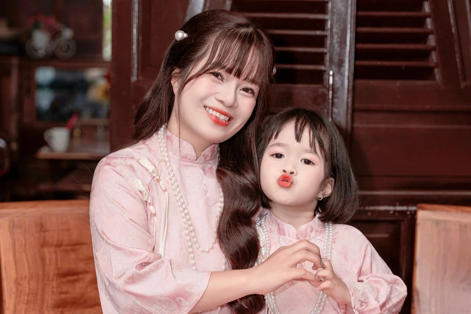 Mẹ bị ngất lịm, bé gái hơn 3 tuổi có hành động khiến người lớn bất ngờ