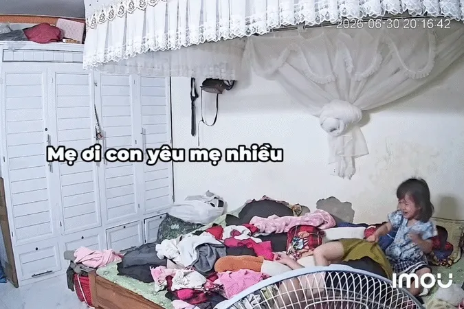 Mẹ bị ngất lịm, bé gái hơn 3 tuổi có hành động khiến người lớn bất ngờ