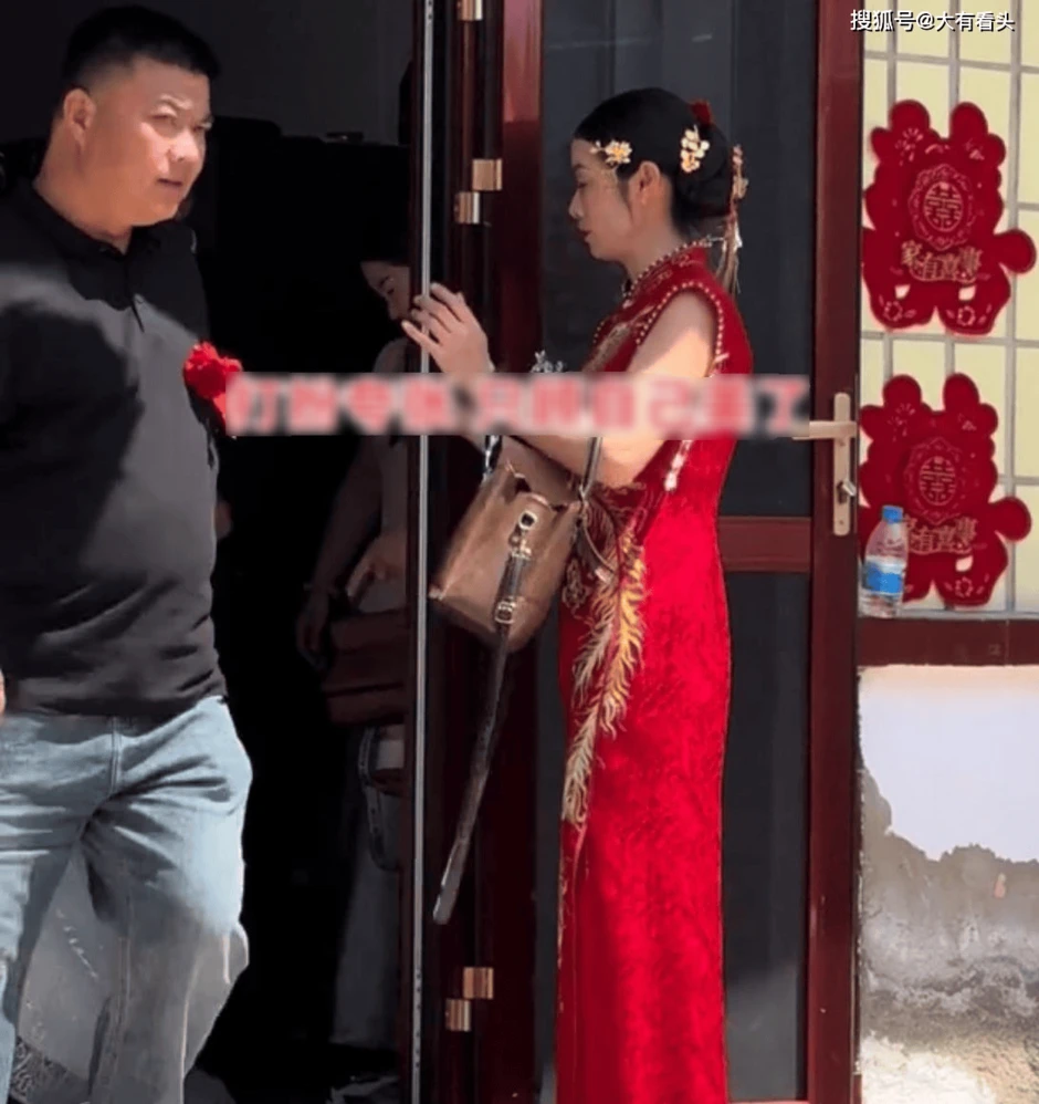 Mẹ chồng 40 tuổi gây tranh cãi vì lấn lướt nhan sắc cô dâu ngay trong ngày cưới Mẹ chồng 40 tuổi gây tranh cãi vì lấn lướt nhan sắc cô dâu ngay trong ngày cưới
