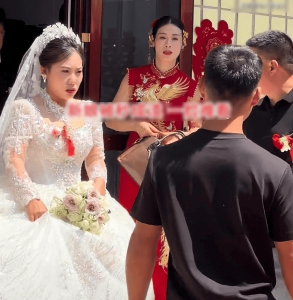 Mẹ chồng 40 tuổi gây tranh cãi vì lấn lướt nhan sắc cô dâu ngay trong ngày cưới Mẹ chồng 40 tuổi gây tranh cãi vì lấn lướt nhan sắc cô dâu ngay trong ngày cưới
