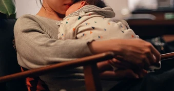 Mẹ chồng bảo tôi nghỉ việc để chăm cháu, tôi đồng ý nhưng đưa ra 3 điều kiện khiến cả nhà choáng váng