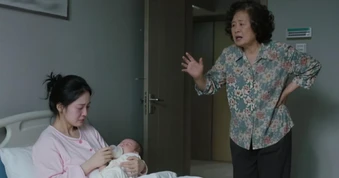 Mẹ chồng cho con dâu 50 triệu ở cữ, con trai lén lấy sạch: Bị mẹ mắng đuổi, anh vẫn thản nhiên nói một câu khiến cả nhà bàng hoàng