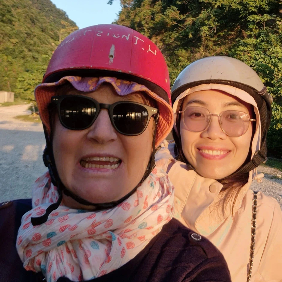 Mẹ chồng Pháp mê sang Việt Nam phượt xe máy, hát đám cưới Mẹ chồng Pháp mê sang Việt Nam phượt xe máy, hát đám cưới