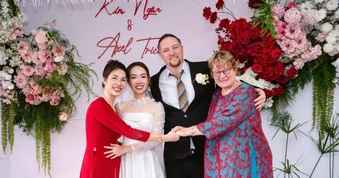 Mẹ chồng Pháp mê sang Việt Nam phượt xe máy, hát đám cưới