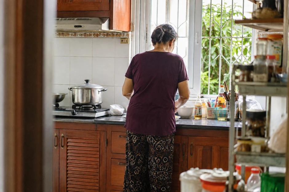 Mẹ chồng phát hiện tôi gửi tiền về nhà ngoại hàng tháng, bà khó chịu ra mặt nhưng hành động sau đó lại làm tôi khó xử Mẹ chồng phát hiện tôi gửi tiền về nhà ngoại hàng tháng, bà khó chịu ra mặt nhưng hành động sau đó lại làm tôi khó xử