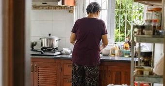 Mẹ chồng phát hiện tôi gửi tiền về nhà ngoại hàng tháng, bà khó chịu ra mặt nhưng hành động sau đó lại làm tôi khó xử