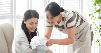 Mẹ chồng từng cho tôi 100 triệu khi sinh con đầu, đến lần 2 chỉ đưa 2 triệu: Tôi chết lặng vì hiểu ra một sự thật đau lòng