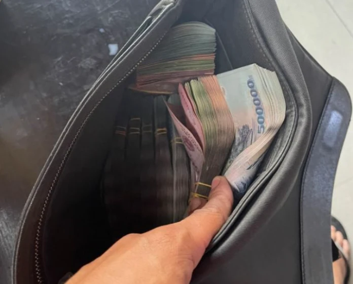 Mẹ chồng vừa bước vào nhà đã đặt túi tiền nặng trĩu xuống, tuyên bố một câu chấn động khiến vợ chồng tôi bàng hoàng nhìn nhau Mẹ chồng vừa bước vào nhà đã đặt túi tiền nặng trĩu xuống, tuyên bố một câu chấn động khiến vợ chồng tôi bàng hoàng nhìn nhau