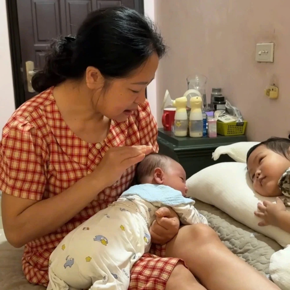 Mẹ đẻ gạt ngại ngần, đến ở nhà thông gia tại Hà Nội 1 tháng chăm con cháu Mẹ đẻ gạt ngại ngần, đến ở nhà thông gia tại Hà Nội 1 tháng chăm con cháu