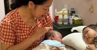 Mẹ đẻ gạt ngại ngần, đến ở nhà thông gia tại Hà Nội 1 tháng chăm con cháu