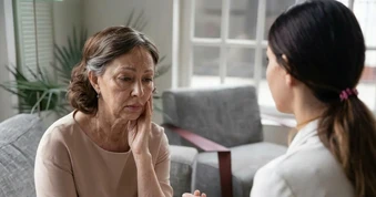 Mẹ đẻ liên tục gọi điện vay tiền với đủ lý do, tôi bí mật về quê tìm hiểu: Vừa bước chân ra chợ, tôi đã chết lặng