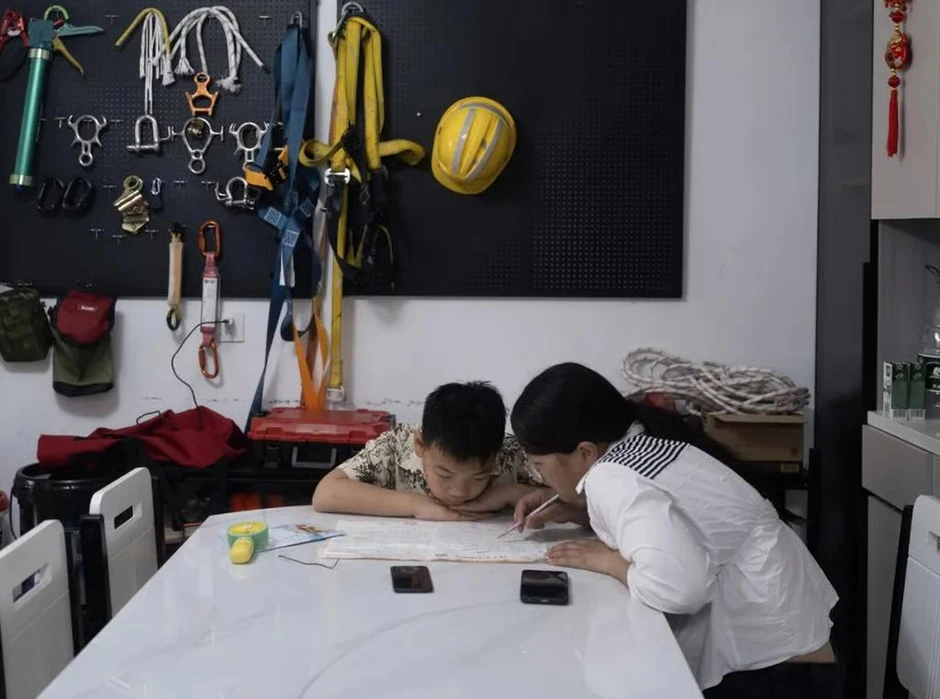Mẹ đơn thân đu dây trên cao kiếm tiền chữa bệnh cho con bại não Mẹ đơn thân đu dây trên cao kiếm tiền chữa bệnh cho con bại não