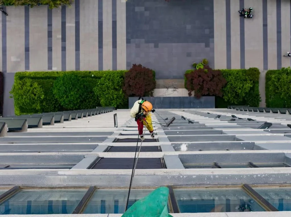 Mẹ đơn thân đu dây trên cao kiếm tiền chữa bệnh cho con bại não Mẹ đơn thân đu dây trên cao kiếm tiền chữa bệnh cho con bại não