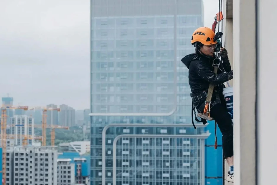 Mẹ đơn thân đu dây trên cao kiếm tiền chữa bệnh cho con bại não Mẹ đơn thân đu dây trên cao kiếm tiền chữa bệnh cho con bại não