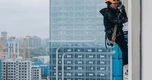 Mẹ đơn thân đu dây trên cao kiếm tiền chữa bệnh cho con bại não